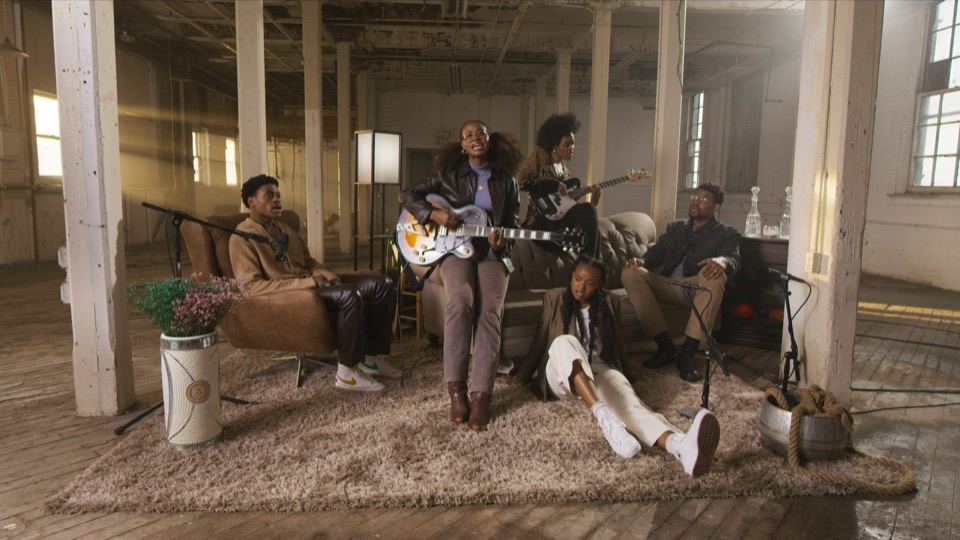 Band in barn